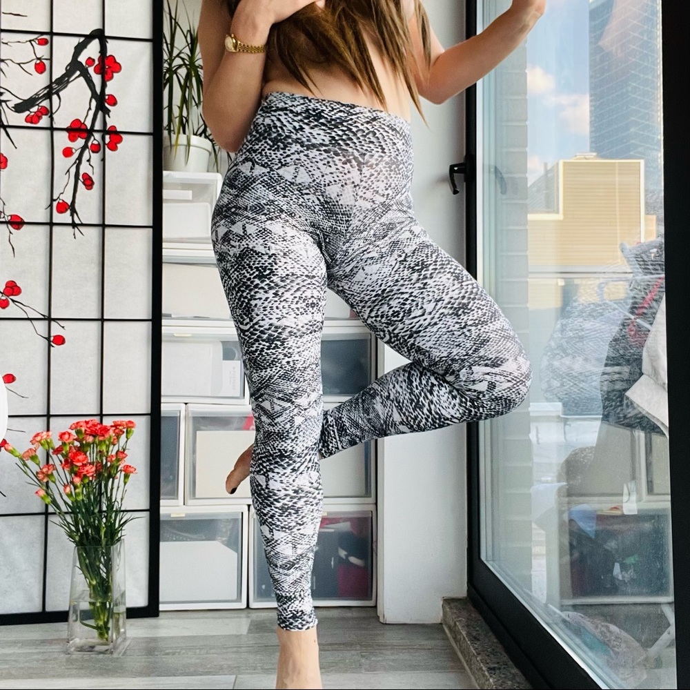 Liquido Snakeskins Tribal Geometry Pattern Skinny Women’s Leggings Yoga Pants